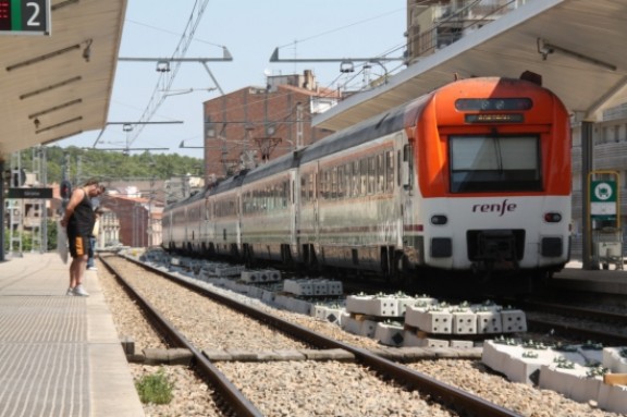 Un tren Regional, aturat a l'estació de Girona