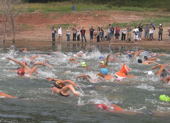 La Travessia Al Panta De Sau Concentra 270 Nedadors Osona Com