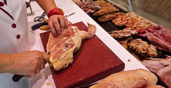 Un carnisser tallant carn