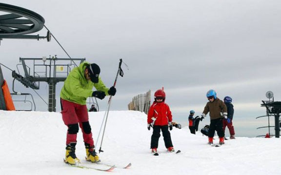 Esquiadors a punt d'iniciar el descens en una estació d'esquí.