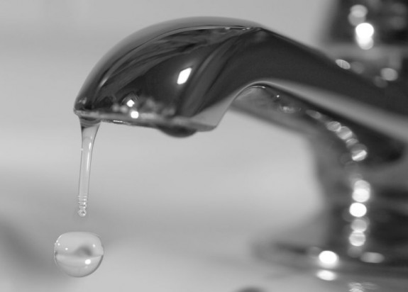 L'empresa argumenta que es baixa la pressió per reduir la quantitat d'aigua que es perd per les fuites