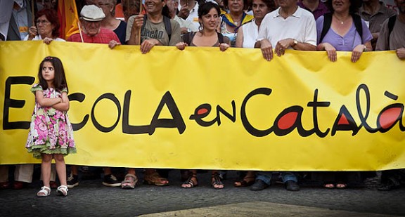 Una manifestació per defensar el català a l'escola