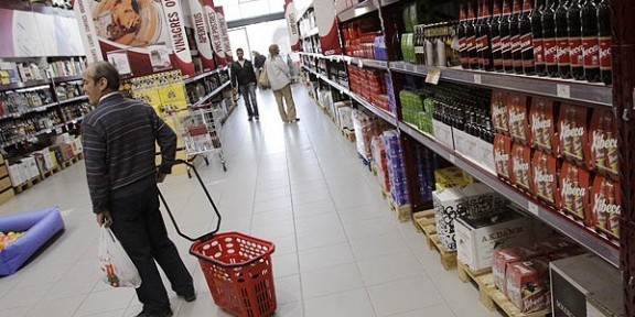 Un home comprant en un supermercat, en una imatge de recurs.