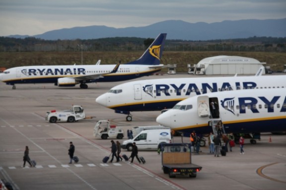 Avions de la companyia irlandesa de baix cost Ryanair a la pista de l'aeroport de Girona-Costa Brava
