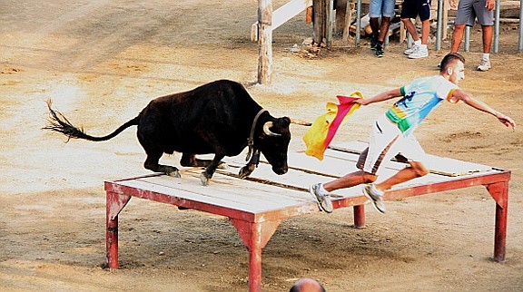 Un noi corre davant del bou en una imatge d'arxiu a Deltebre.
