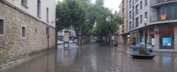 (Arxiu) Passeig de Solsona enmig de la pluja