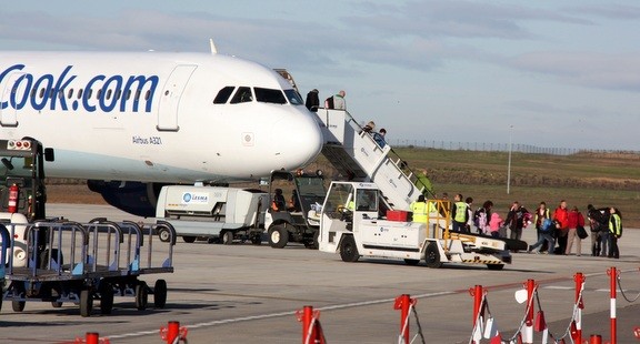 Un avió de Thomas Cook a l'aeroport Lleida-Alguaire