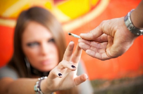 Una persona subjecta una cigarreta 