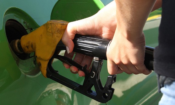 Un conductor posant gasolina a seu vehicle.