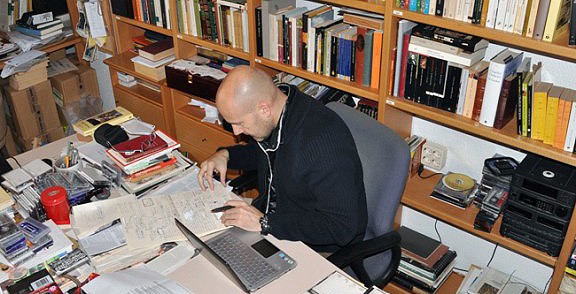 Genís Sinca, treballant al seu estudi, en una imatge d'arxiu