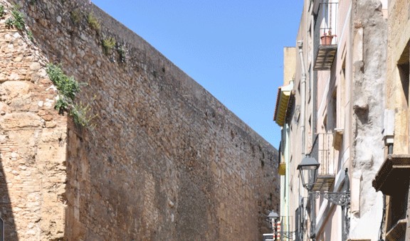 Muralla de Tarragona a la baixada del Roser.