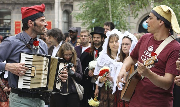 La Dansa dels Clavells és un ball tradicional que es balla per Sant Eudald
