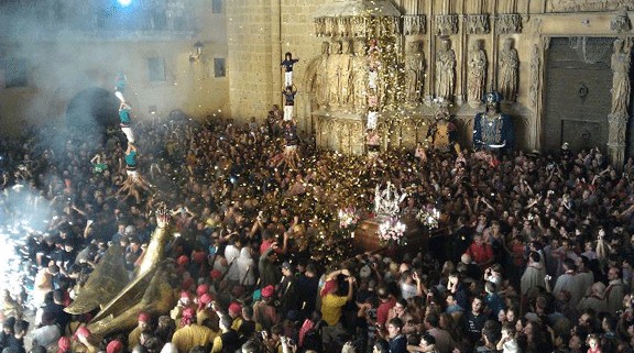 El Braç de Santa Tecla entrant a la Catedral de Tarragona 