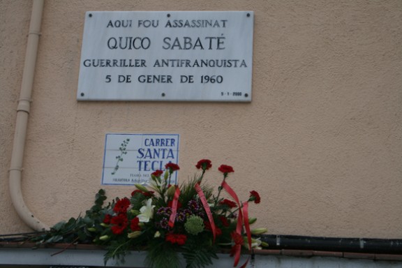Placa commemorativa al carrer Santa Tecla de Sant Celoni on va ser assassinat el 5 de gener de 1960 Quico Sabaté