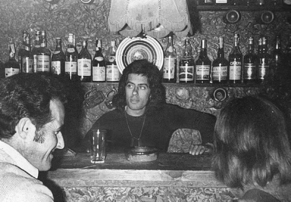Pep Lluçà, a la barra de Can Grapas, de Taradell, als anys 70
