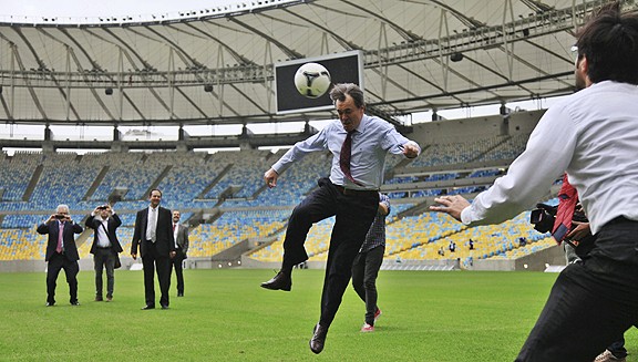 Artur Mas, jugant a futbol a Maracaná