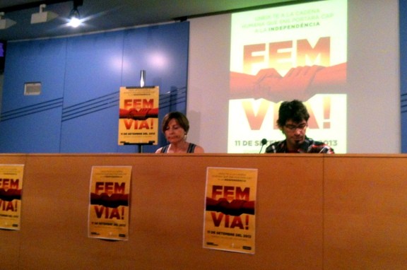 Carme Forcadell i Ignasi Termes, presentant el cartell de la Via Catalana