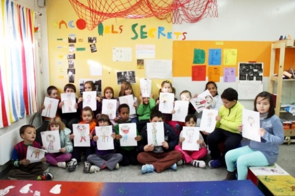 Els alumnes de segon de primària de l'escola El Vinyet de Solsona mostren els dibuixos de com es veuen de grans