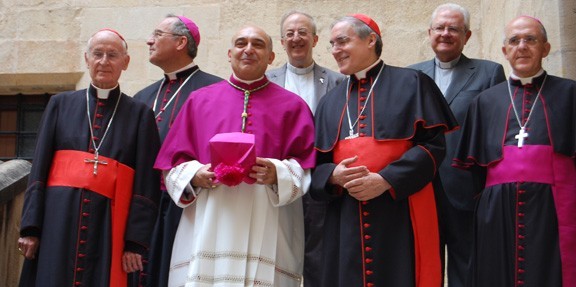 Ricard Maria Carles (a l'esquerra) va assistir el 13 de juliol passat a la missa en què va prendre possessió el nou bisbe de Tortosa.