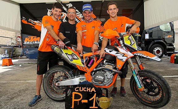 Manel Salinas (segon per l'esquerra), amb un pilot Nani Racing