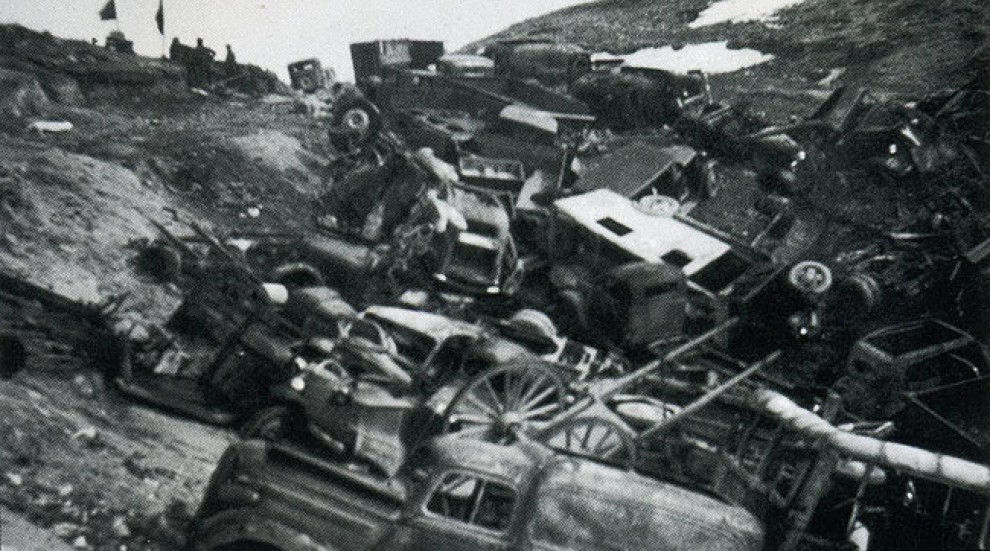Cotxes i material militar abandonat a coll d'Ares
