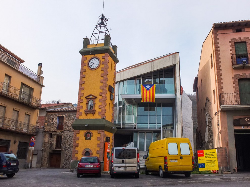 L'Ajuntament de Castellfollit de la Roca ja va ser obligat a exhibir la bandera espanyola.