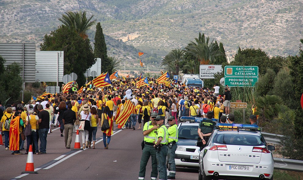 Milers de persones van assistir a la Via Catalana al límit entre el País Valencià i Catalunya
