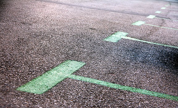 Ratlles verdes d'aparcament pintades a l'asfalt.