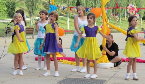 Els nens ucraïnesos han realitzat diversos balls i cants amb motiu del 15è aniversari