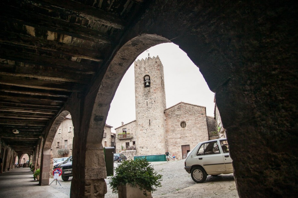 Plaça porxada de la vila medieval de Santa Pau.