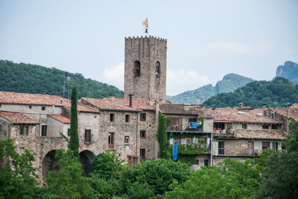 Vista general del conjunt medieval de Santa Pau, a la Garrotxa