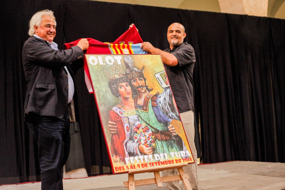 L'alcalde d'Olot i l'artista Àngel Rigall, descobrint el cartell