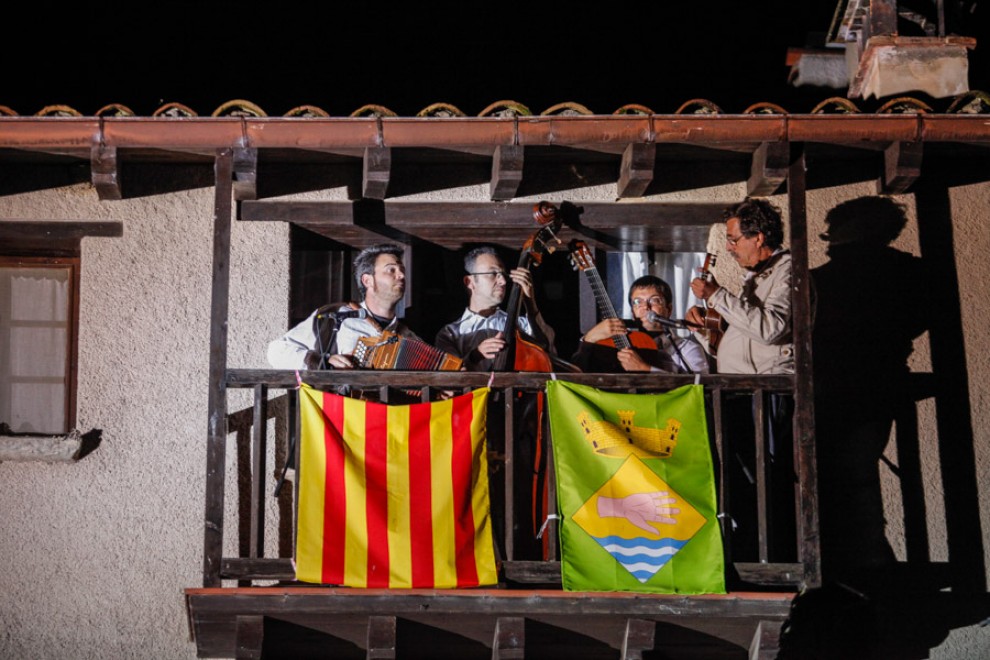 Músics de Riudaura des d'un dels balcons de la plaça del Gambeta en una de les últimes edicions abans de la pandèmia