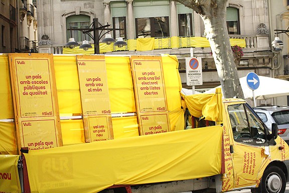 Una caravana de cotxes grocs reivindica el s s a la pr via del 9 N