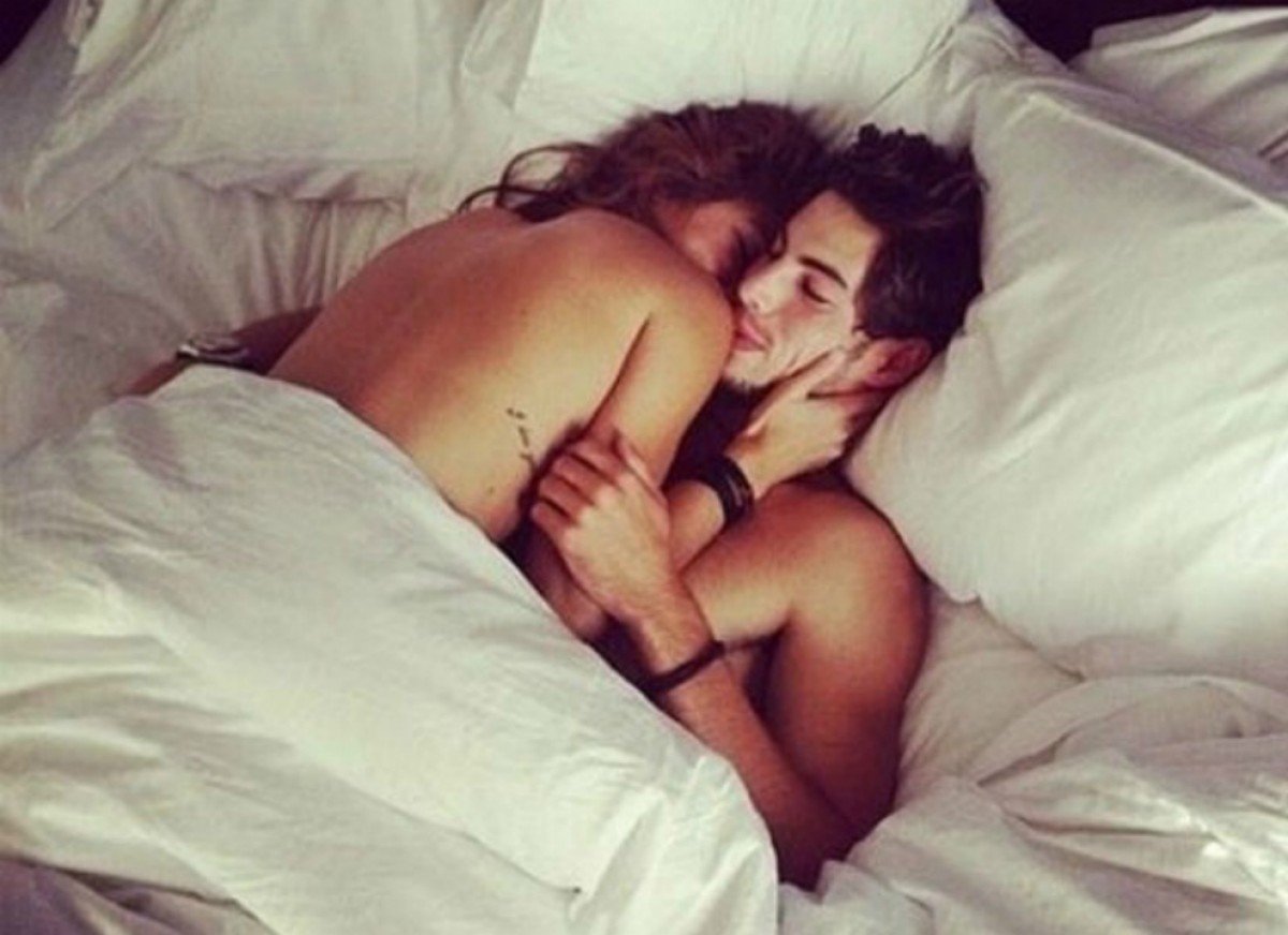 Парень и девушка обнимаются в кровати