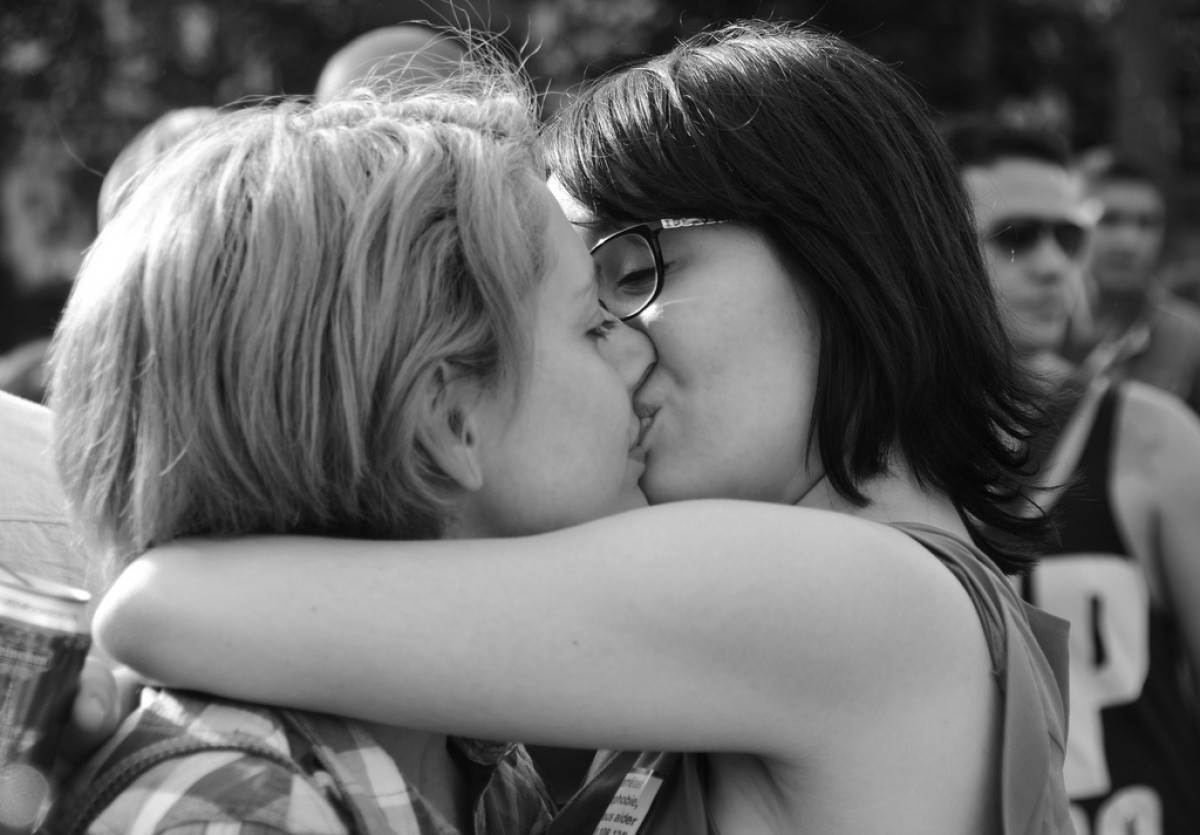Lesbian having fun. Поцелуй девушек. Поцелуй двух девушек. Французский поцелуй девушек. Французский поцелуй двух девушек.