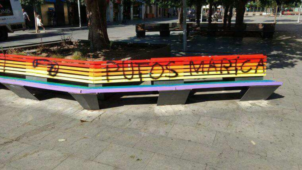 Apareixen Pintades Homofobes En Bancs Amb La Bandera Irisada A Cerdanyola Naciosabadell
