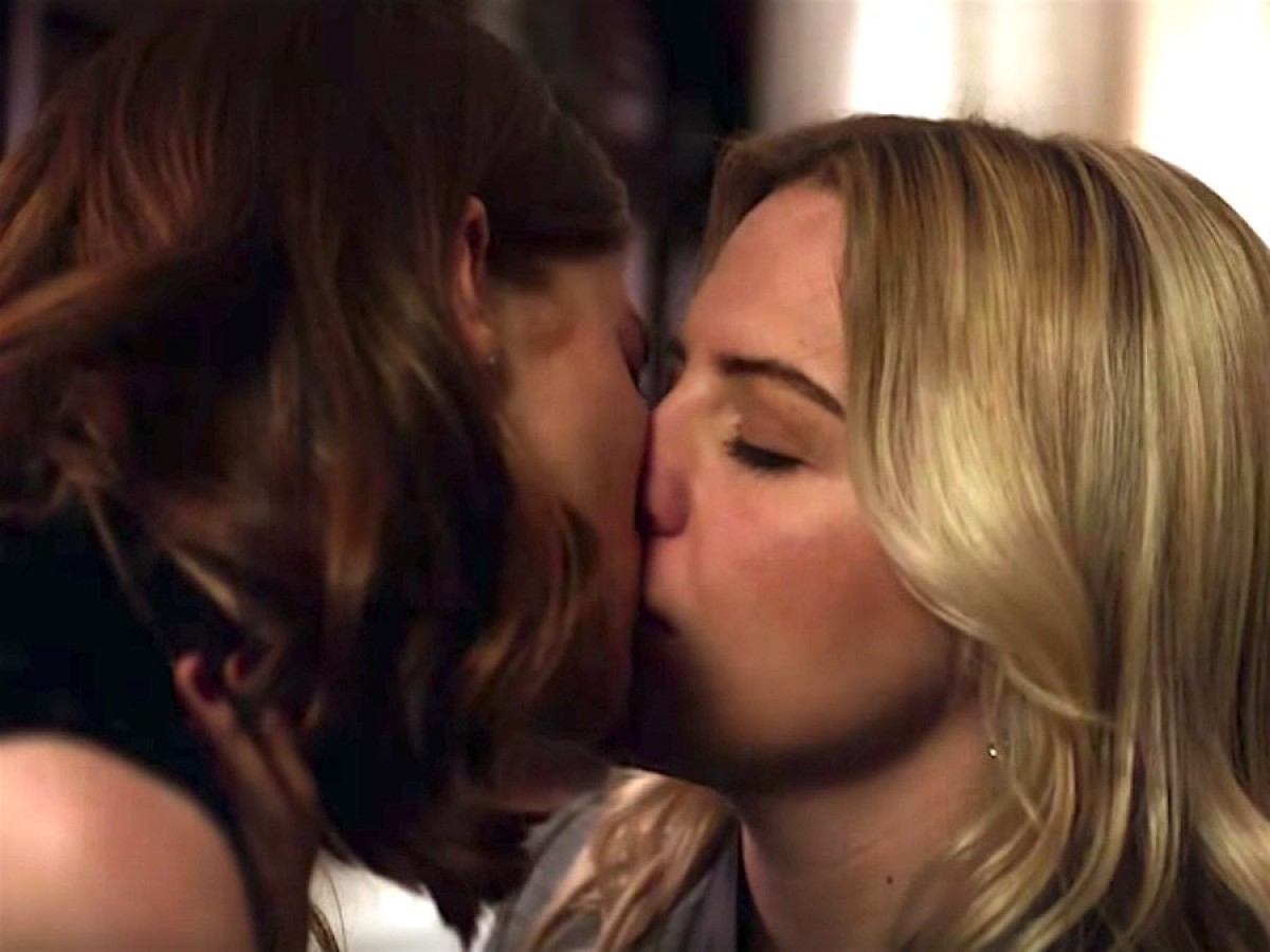 Rose leslie lesbian kiss
