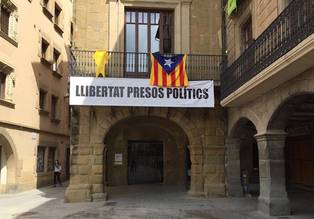 Ciutadans Insisteix En Despenjar L’estelada Dels Ajuntaments De Vic I ...