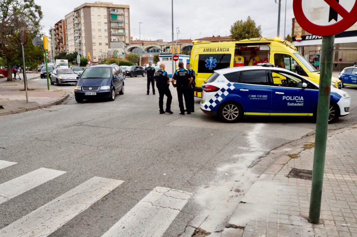 Una dona, ferida greu després de ser atropellada per un camió a