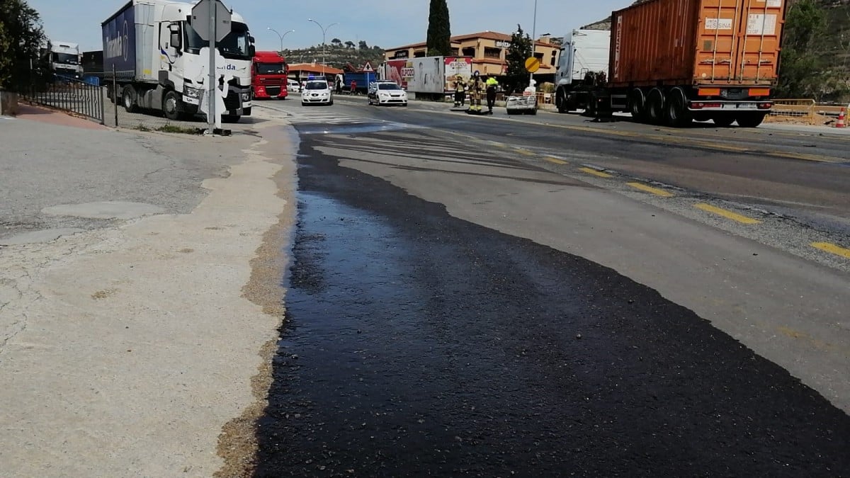 Tallada La C 55 A Monistrol Pel Xoc D Un Camio I Una Grua Que Ha Deixat 500 Litres De Gasoil A La Calcada Naciomanresa