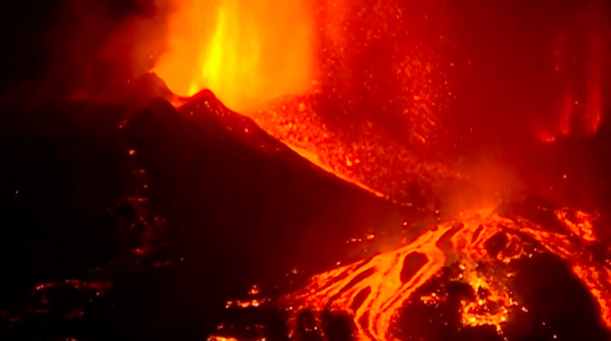 Esfereïdores imatges de la lava del volcà engolint cases a La Palma |  NacióDigital