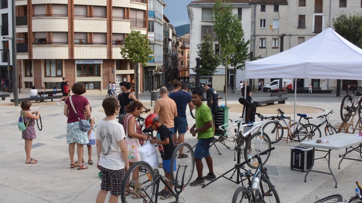 Haiku Inspección Poderoso Bicis Actives repara i dona 18 bicicletes a persones vulnerables a Olot