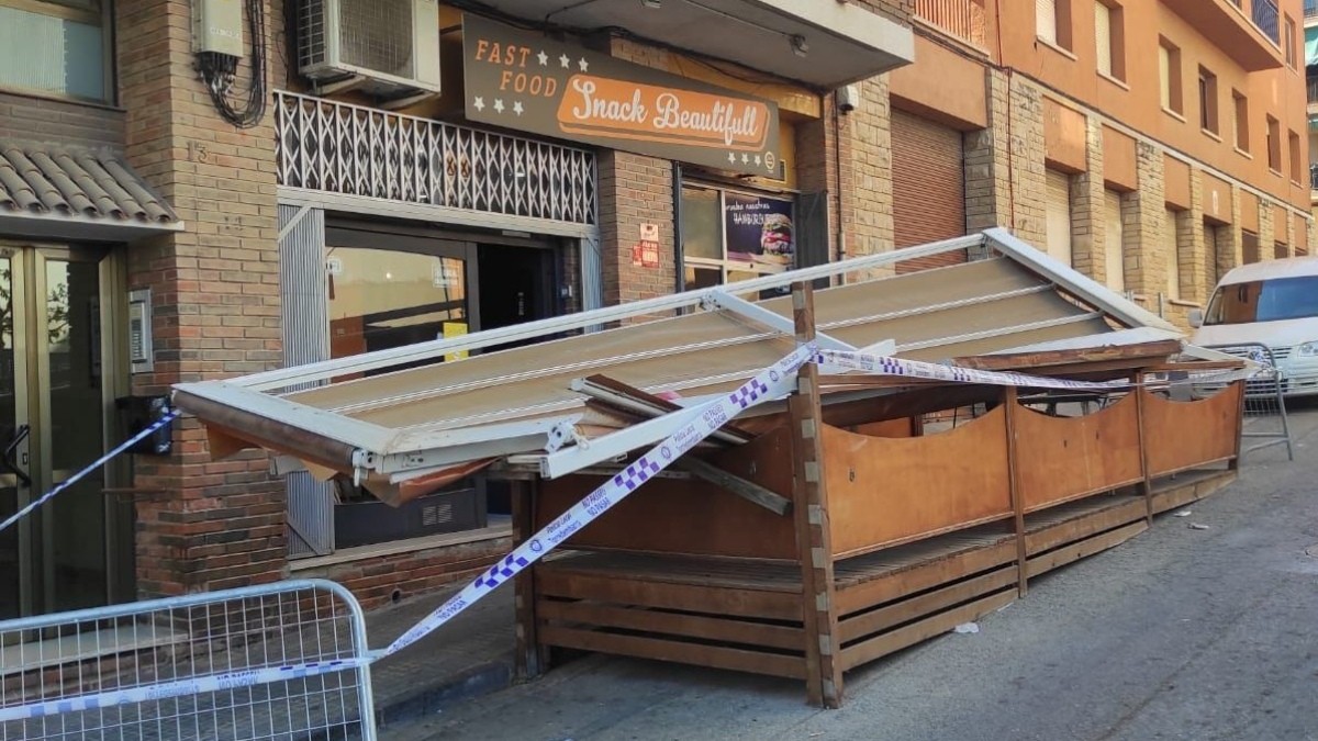 Envesteix amb una furgoneta la terrassa d'un bar a Torredembarra i fuig