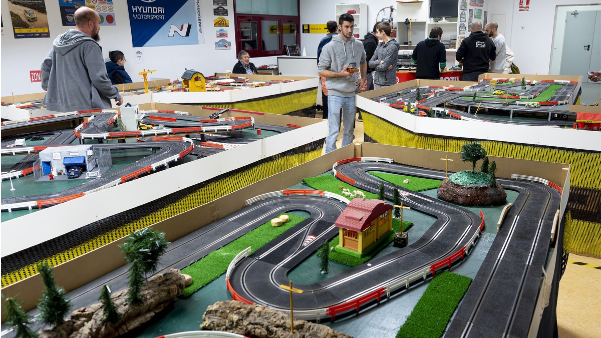 Un club d aficionats recupera la passi per l Scalextric a Riells